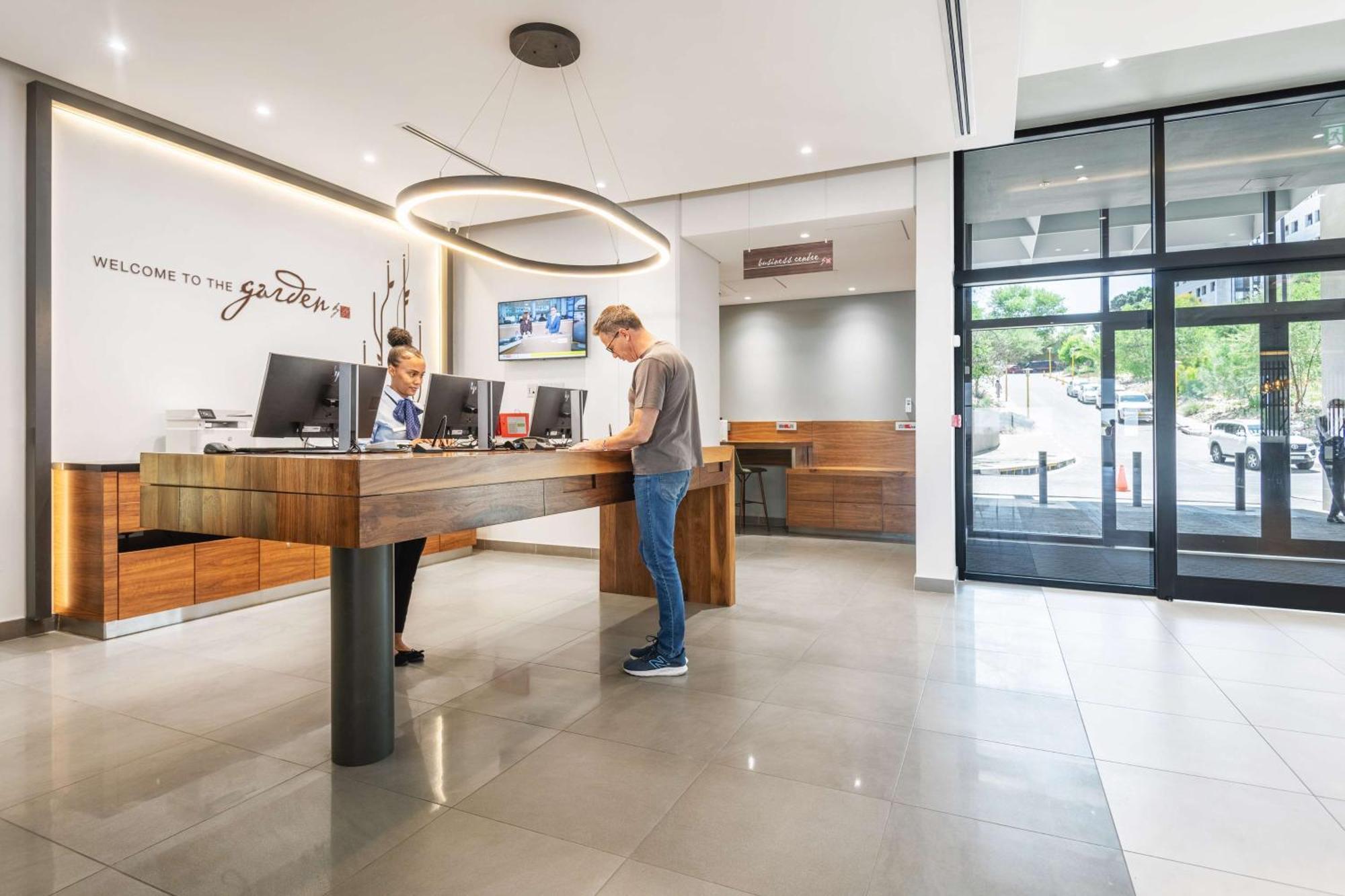 Hilton Garden Inn Windhoek Exteriör bild
